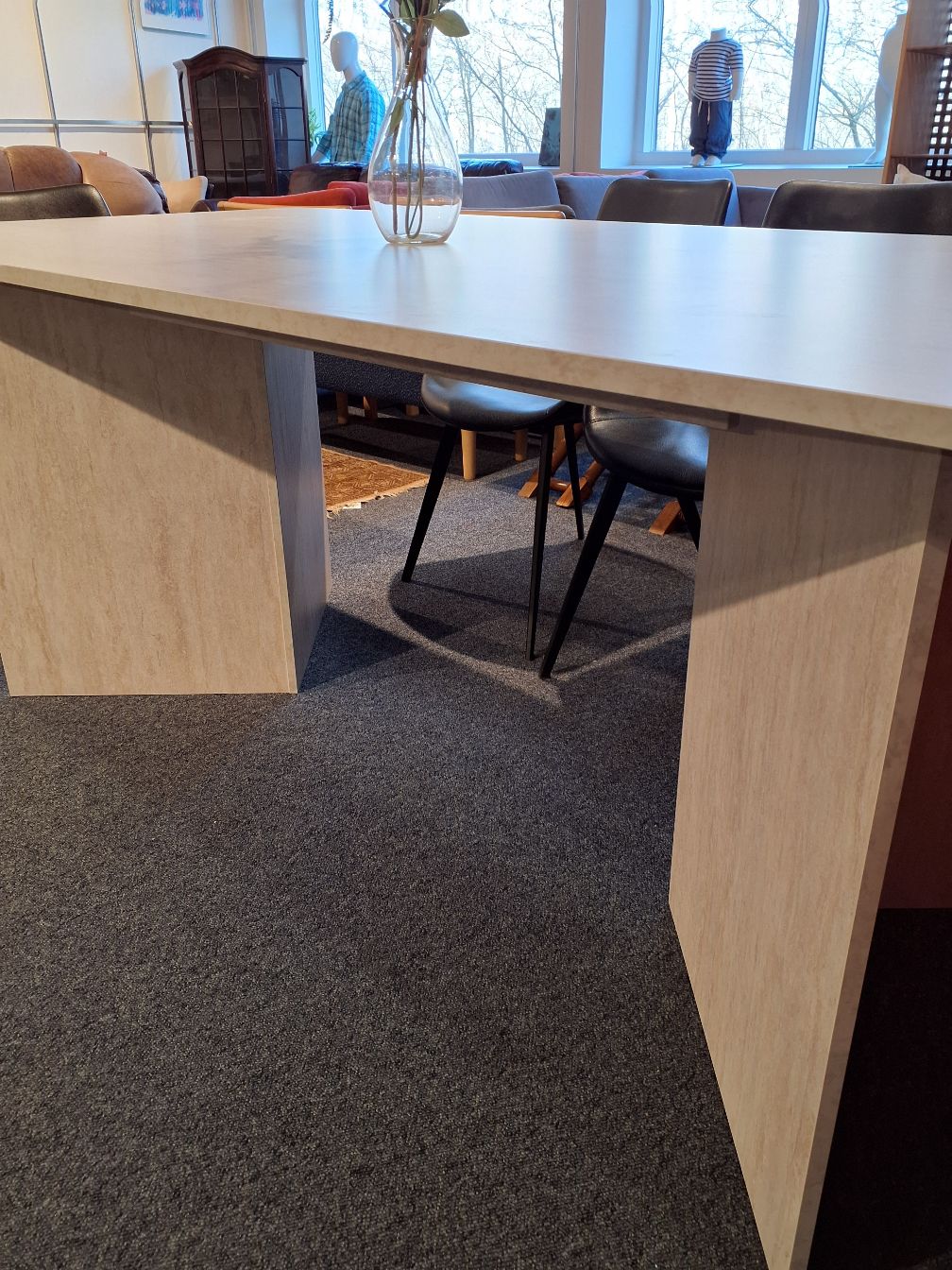 Spisebord i lyst træ